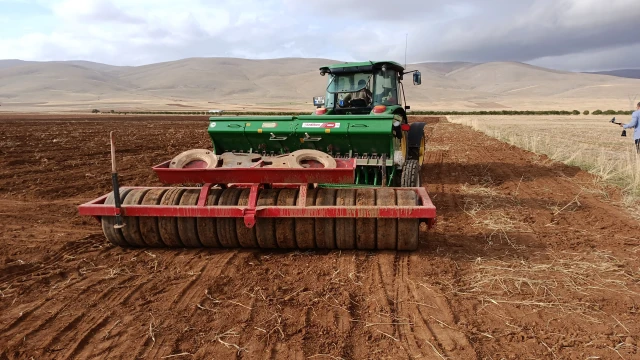 Darende'de 40 Bin Dönüm Araziye Buğday Ekimi Başladı!