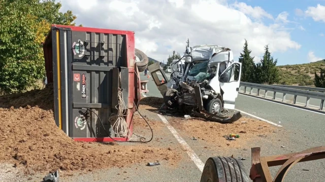 Elazığ-Malatya Yolunda Minibüs Traktöre Çarptı: 1 Yaralı