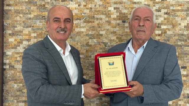 Kale'de 8. Dönemine Giren Muhtar Adil Akdemir'e Plaket!