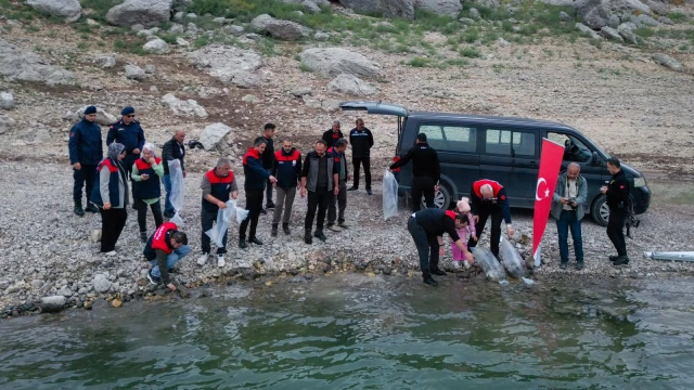 Malatya’da 1 Milyon 300 Bin Sazan Yavrusu Suya Bırakıldı! — Fotoğraf 4