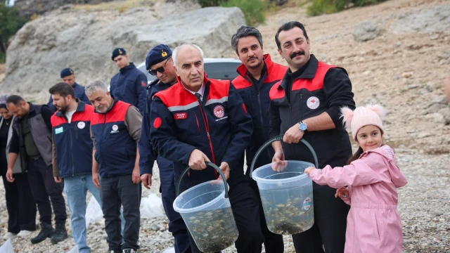Malatya’da 1 Milyon 300 Bin Sazan Yavrusu Suya Bırakıldı! — Fotoğraf 5