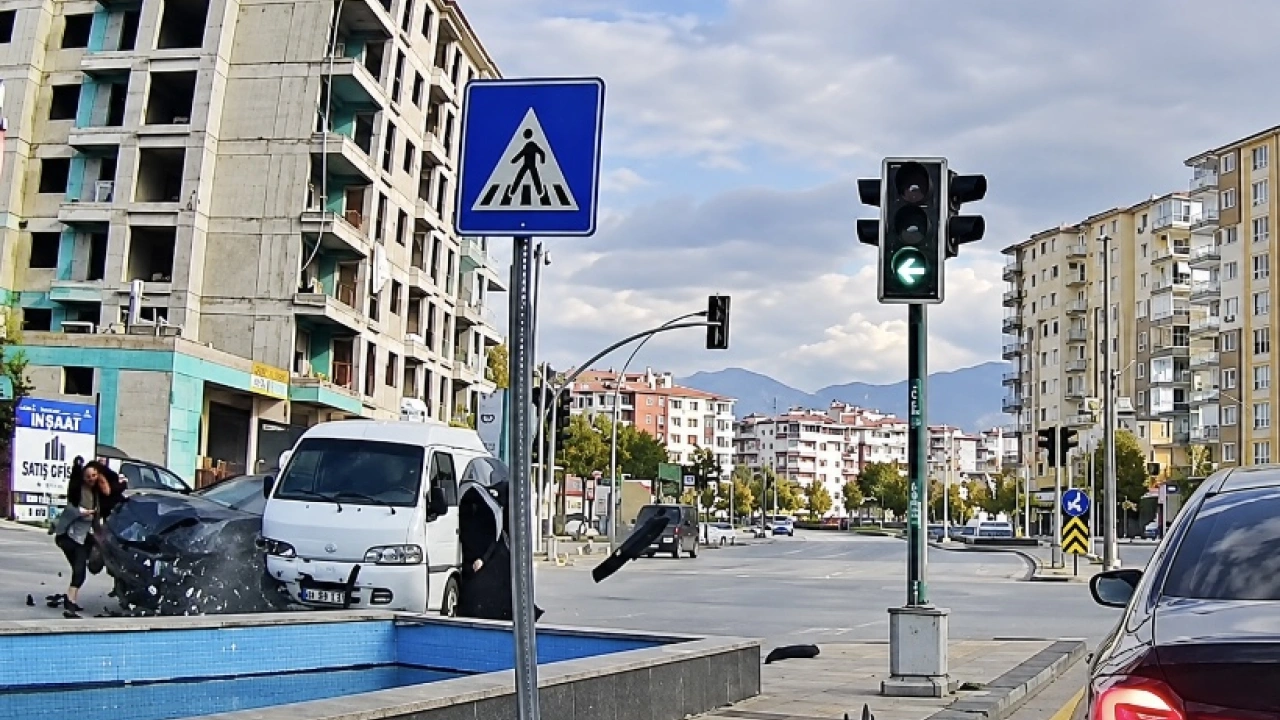Malatya’da Korkutan Kaza! İki Kadın Kıl Payı Kurtuldu
