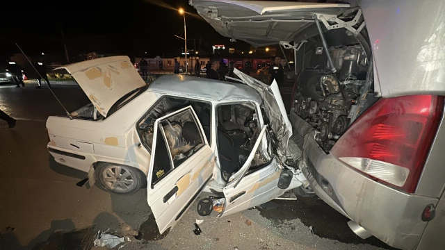 Malatya’da Otomobil Otobüsün Altına Girdi: 1’i Ağır 3 Yaralı — Fotoğraf 3