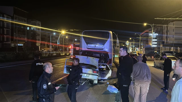 Malatya’da Otomobil Otobüsün Altına Girdi: 1’i Ağır 3 Yaralı — Fotoğraf 4
