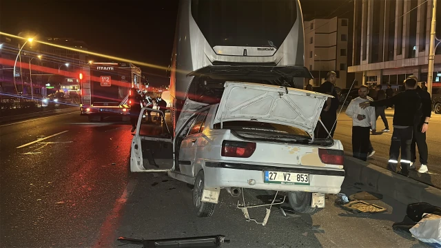 Malatya’da Otomobil Otobüsün Altına Girdi: 1’i Ağır 3 Yaralı — Fotoğraf 5
