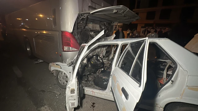 Malatya’da Otomobil Otobüsün Altına Girdi: 1’i Ağır 3 Yaralı — Fotoğraf 7