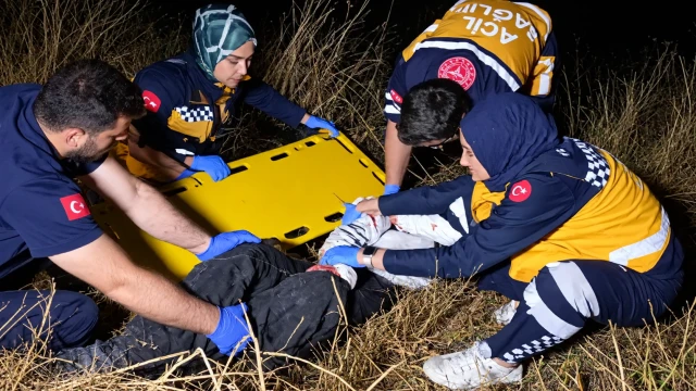 Malatya’da Otomobil Şarampole Devrildi: 2 Ağır Yaralı — Fotoğraf 1