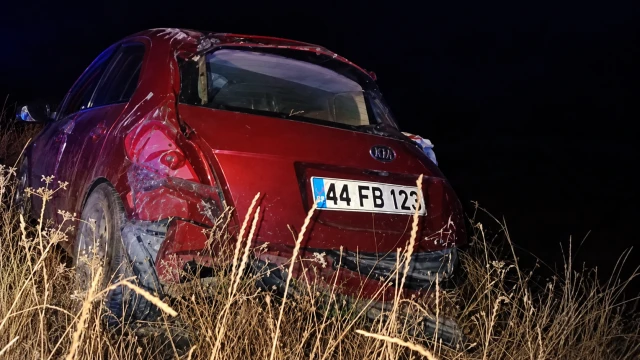 Malatya’da Otomobil Şarampole Devrildi: 2 Ağır Yaralı — Fotoğraf 2