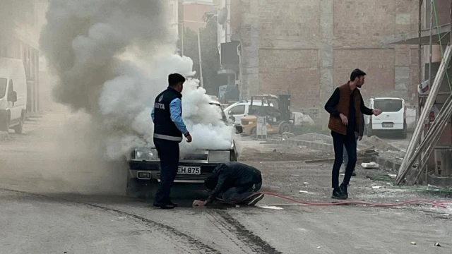 Malatya'da Pazar Yerinde Bir Otomobil Alev Alarak Yandı!