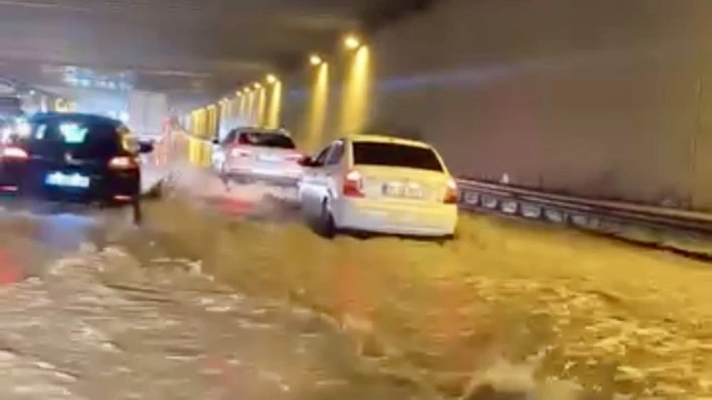 Malatya’da Sağanak Yağış Hayatı Felç Etti! Şehir Suya Teslim — Fotoğraf 3