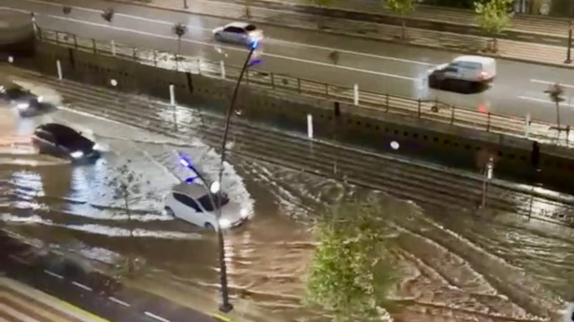 Malatya’da Sağanak Yağış Hayatı Felç Etti! Şehir Suya Teslim — Fotoğraf 4