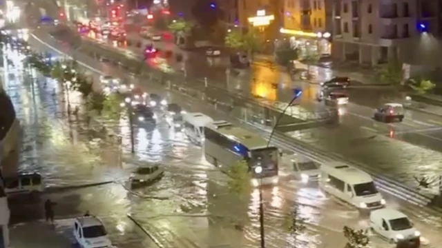 Malatya’da Sağanak Yağış Hayatı Felç Etti! Şehir Suya Teslim — Fotoğraf 5