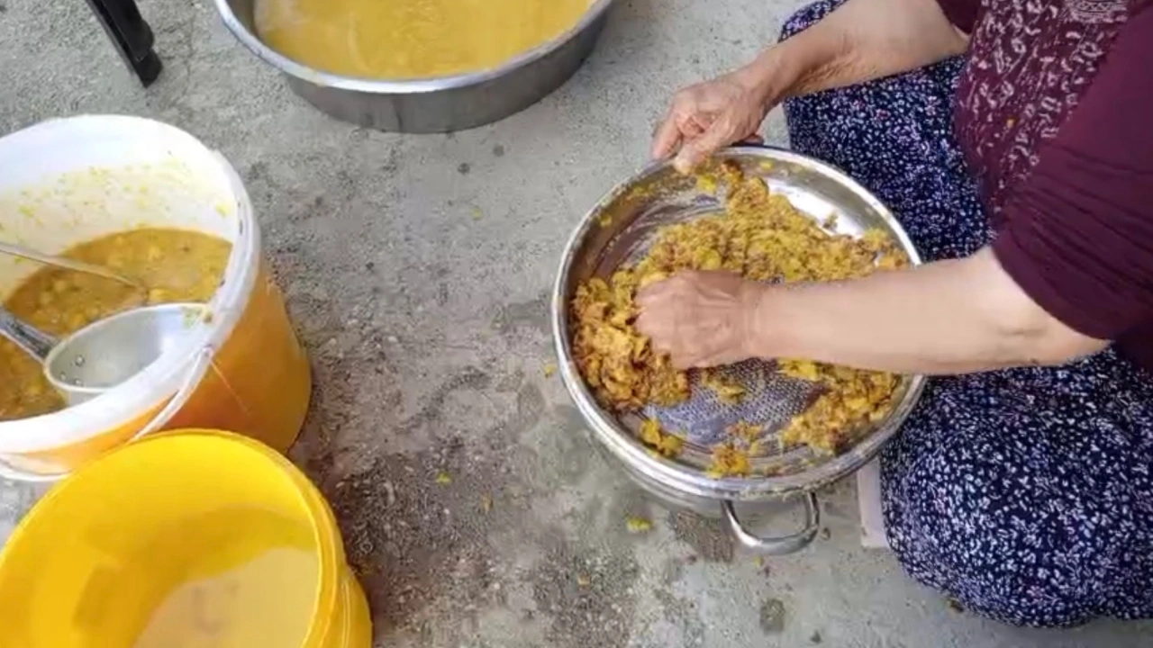Malatya’nın O İlçesi’nde Alıçlar Kışlık Marmelata Dönüşüyor