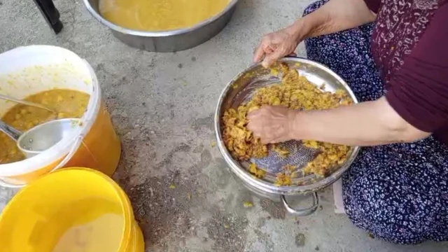Malatya’nın O İlçesi’nde Alıçlar Kışlık Marmelata Dönüşüyor