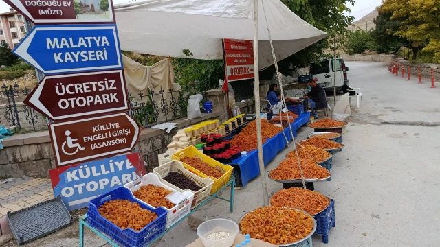 Somuncu Baba Yolunda Yöresel Ürünlere Ziyaretçi İlgisi