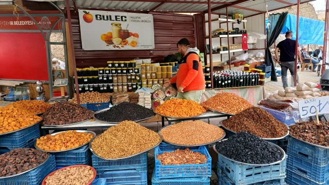 Somuncu Baba Yolunda Yöresel Ürünlere Ziyaretçi İlgisi — Fotoğraf 1