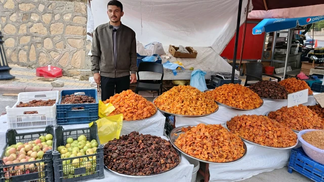 Somuncu Baba Yolunda Yöresel Ürünlere Ziyaretçi İlgisi — Fotoğraf 2