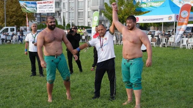 Turgut Özal Güreşlerinde Başpehlivan Kılıçsallayan Oldu — Fotoğraf 1