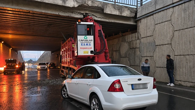 Vinç Köprüye Çarptı, Otomobil Arkadan Vurdu: 2 Yaralı — Fotoğraf 1