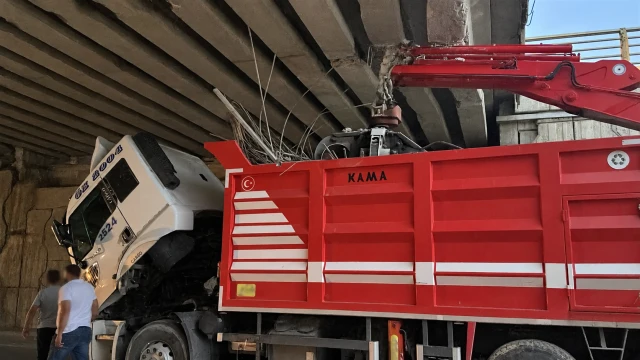 Vinç Köprüye Çarptı, Otomobil Arkadan Vurdu: 2 Yaralı — Fotoğraf 2