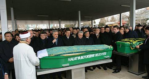 Bakan Tüfenkci&#39;nin Annesi Toprağa Verildi