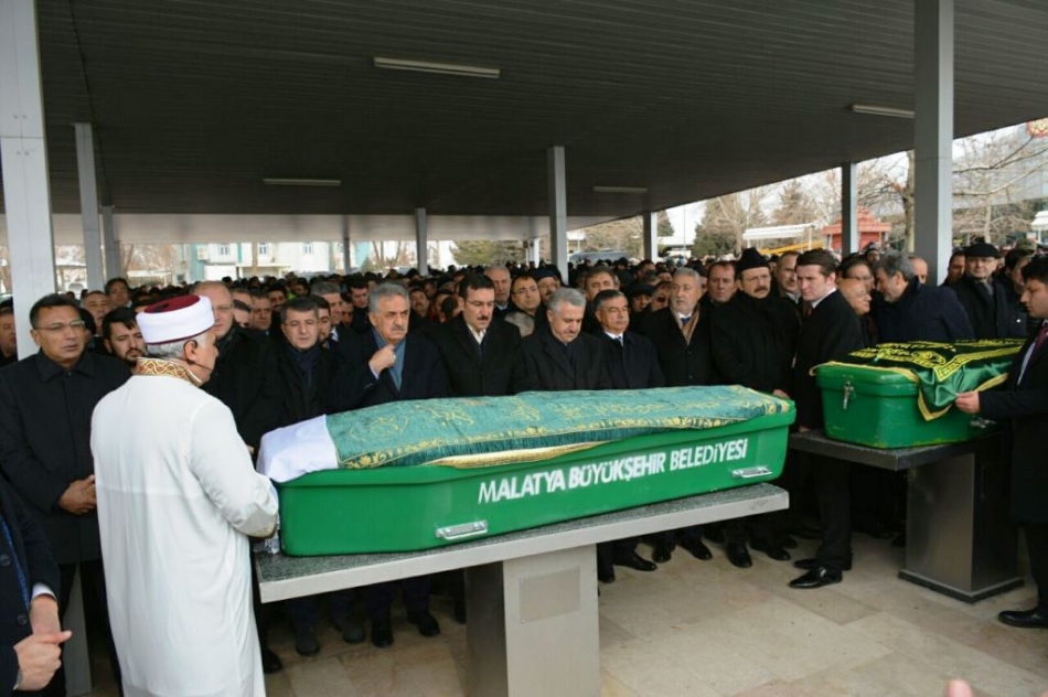 Gümrük ve Ticaret Bakanı Bülent Tüfenkci'nin Annesi Ayşe Tüfenkci (84) bugün Malatya'da Toprağa Verildi.