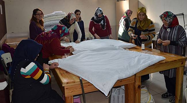 Halep İçin Yorgan ve Yastık Dikiyorlar
