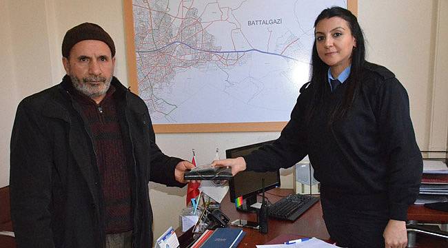 Malatyalı Genç Bulduğu Cüzdanı Zabıtaya Verdi