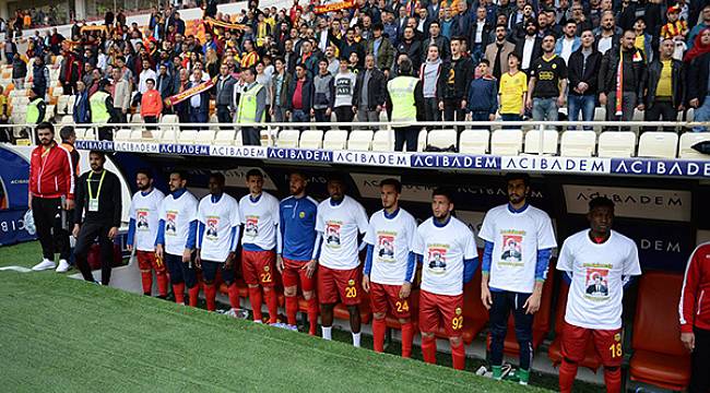 Malatyaspor Turgut Özal Tişörtleriyle Maça Çıktı