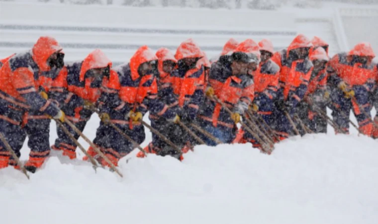 Erzurum’da kar timleri iş başında