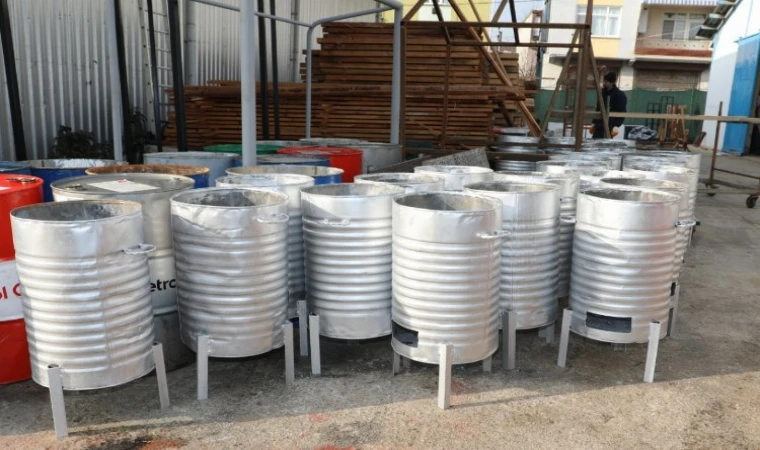 İzmit’in atölyeleri depremzedelere soba üretiyor