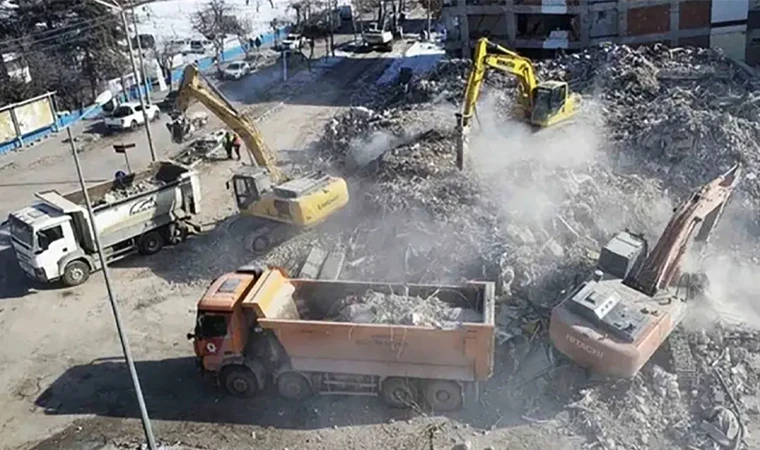Yıkılan Bir Binada 25 Kamyon Moloz Çıkıyor!