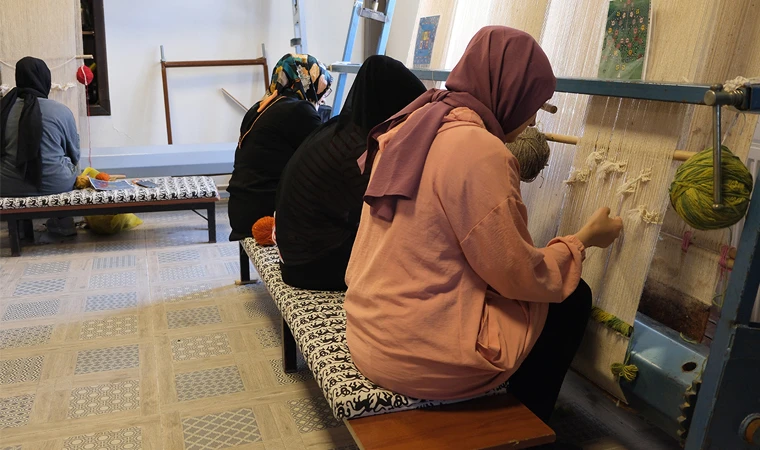 Malatya'da Depremin Etkilerini Halı Kursu'nda Atıyorlar