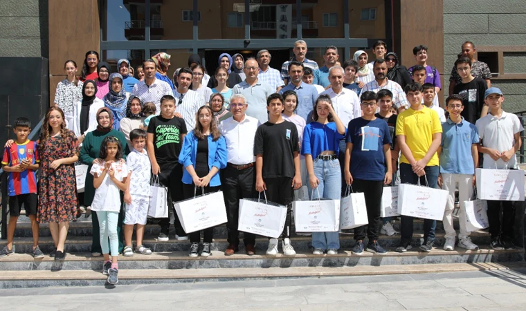 Başkan Güder Malatya'da LGS Sınavında Başarılı Olan Öğrencileri Ağırladı