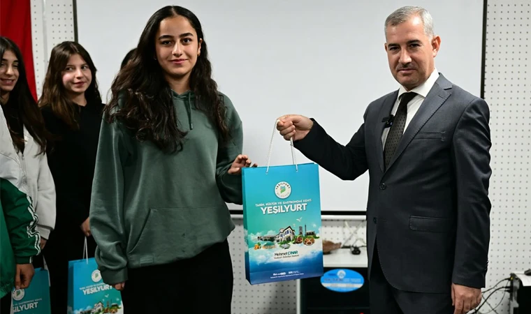Yeşilyurt Belediyesi'nden Öğrencilere Kitap Desteği