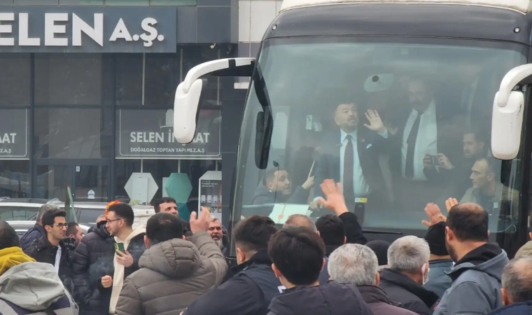 CHP Malatya Adayı Veli Ağbaba'yı Selamlarken Parasından Oldu!