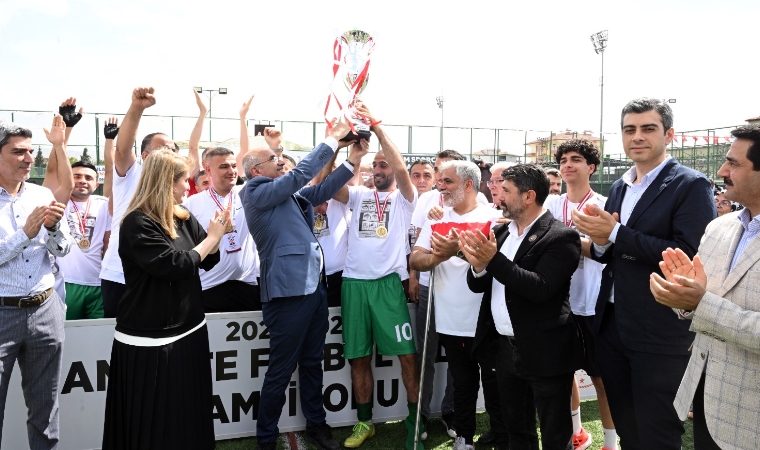 Malatya Büyükşehir Belediyesi'nin takımı kupayı kaldırdı!