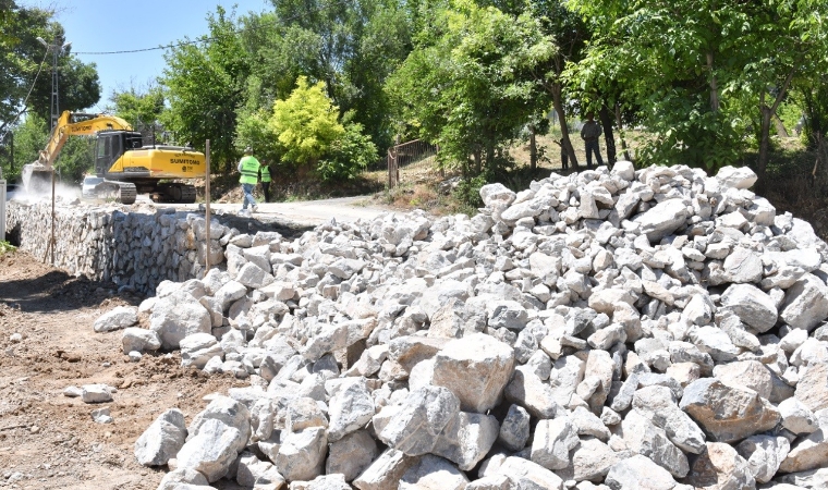 Yeşilyurt Belediyesi O Mahallede Taş Duvar Yapıyor!