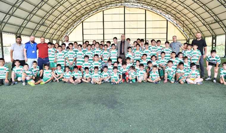 Yeşilyurt Belediyesi Çocuklara Futbol Sevgisi Aşılıyor