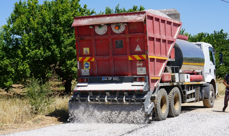 Yeşilyurt Belediyesi Kırsal Mahallelerin Yollarını İyileştiriyor
