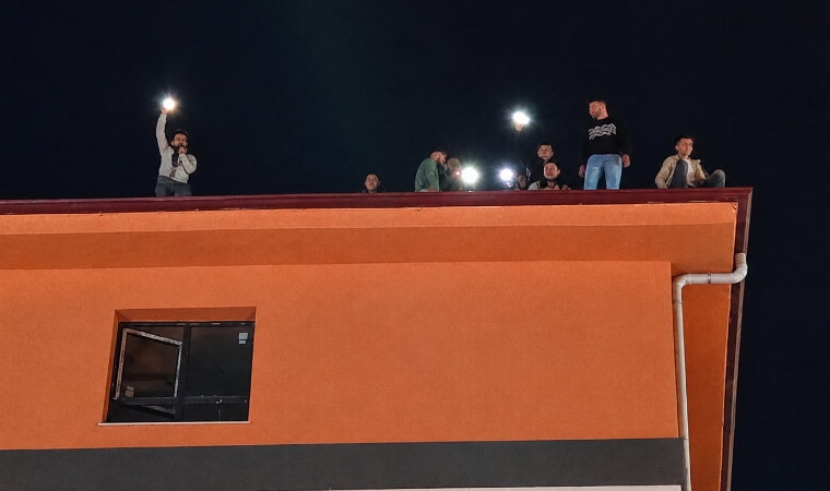 Malatya'da Bayram Öncesi Maaş Eylemi! TOKİ İşçileri Çatıya Çıktı