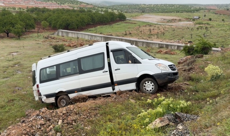 Malatya'da Yolcu Minibüsü Şarampole Devrildi!