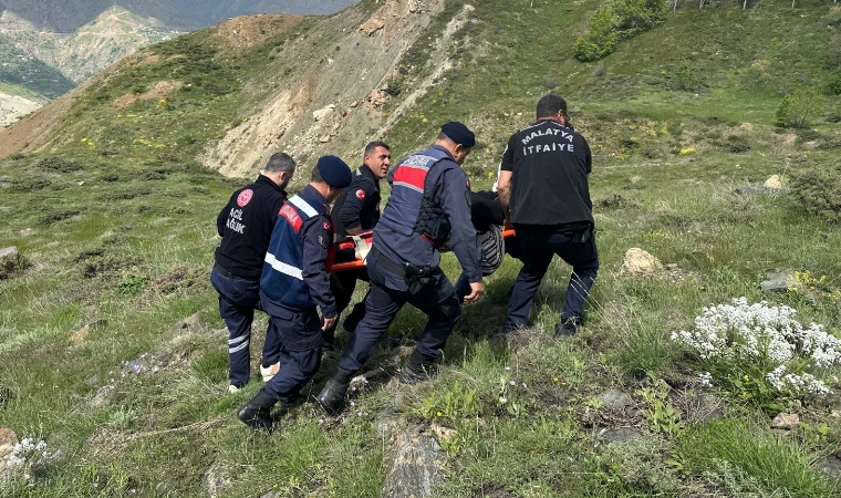 Pütürge’de Kayalıklarda Mahsur Kalan Yaşlı Kadın Kurtarıldı