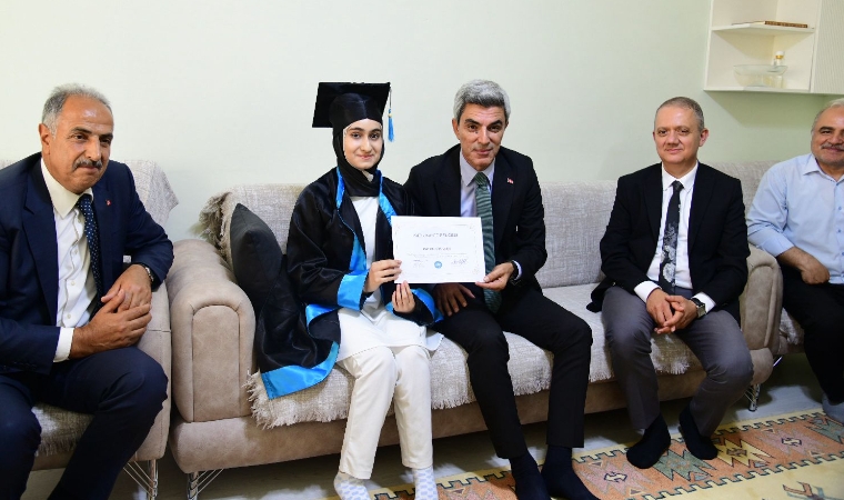 Engelleri Azimle Aştı! Karnesini Müdür Takdim Etti