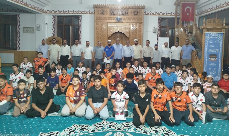 Malatya'da Kur’an Kursu Öğrencilerine Forma Ve Çiğ Köfte İkramı