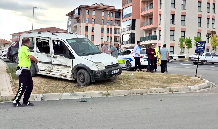 Minibüs ile Hafif Ticari Araç Çarpıştı: 2 Yaralı