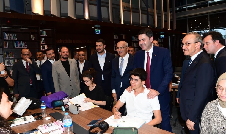 Bakan Kurum Malatya Şehir Kütüphanesi’nde Gençlerle Buluştu