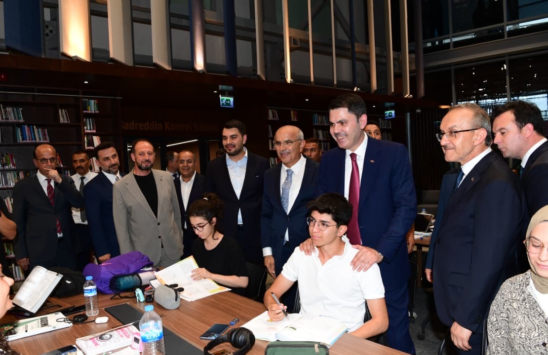 Bakan Kurum Malatya Şehir Kütüphanesi’nde Gençlerle Buluştu