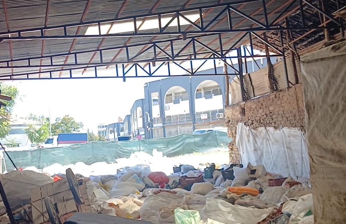 Battalgazi’de Ruhsatsız Iskarta Kayısı Deposu Mühürlendi
