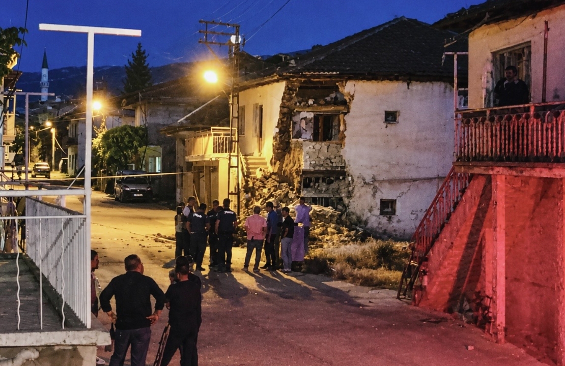 Çökme Riski Oluşan Kerpiç Ev Tahliye Edildi
